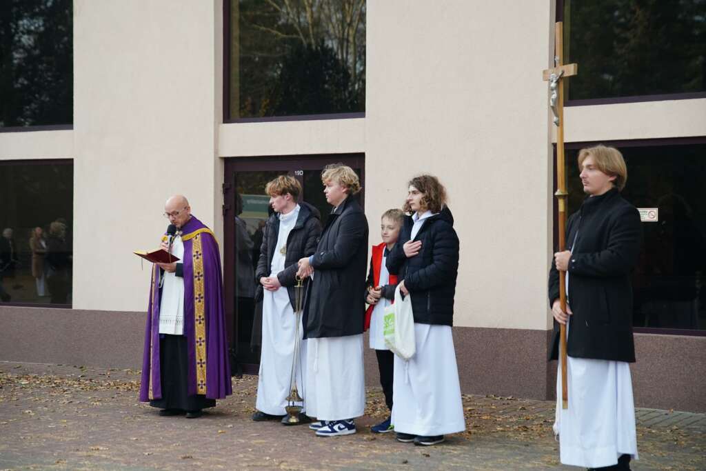1.11.2025  Nabożeństwo w dzień Wszystkich Świętych na Cmentarzu w Miłostowie